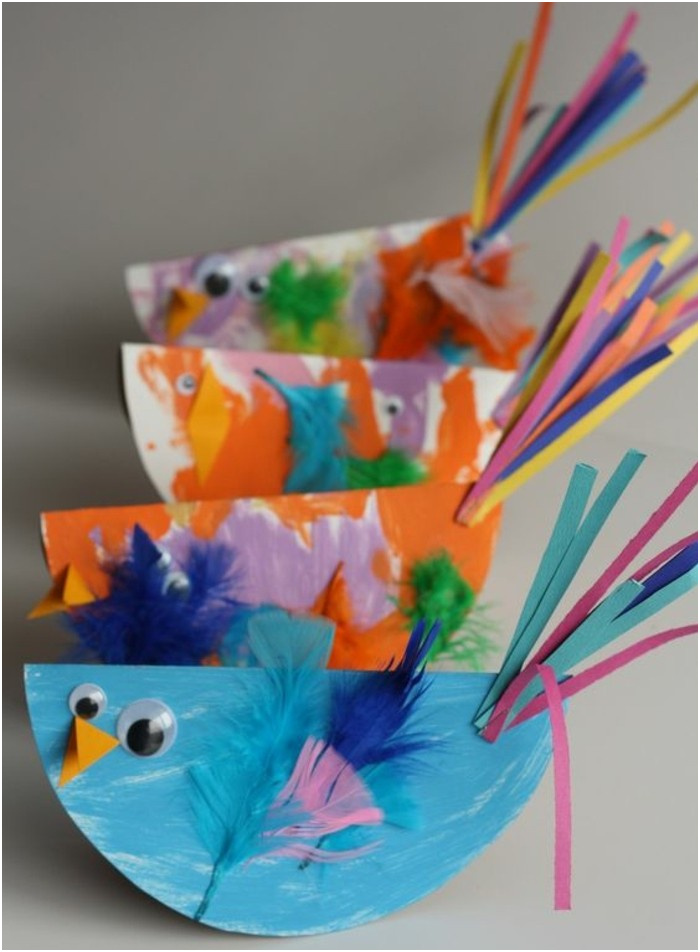 des poussins en papier de couleurs diverses avec des plumes des yeux mobiles idee activite manuelle maternelle primaire bricolage enfant facile