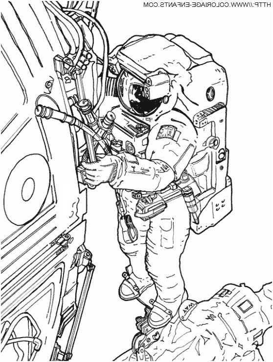 cosmonaute repare le systeme de vaisseau